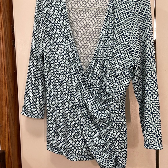 Liz Claiborne faux wrap top. Size XL. Shades of teal - Picture 5 of 5